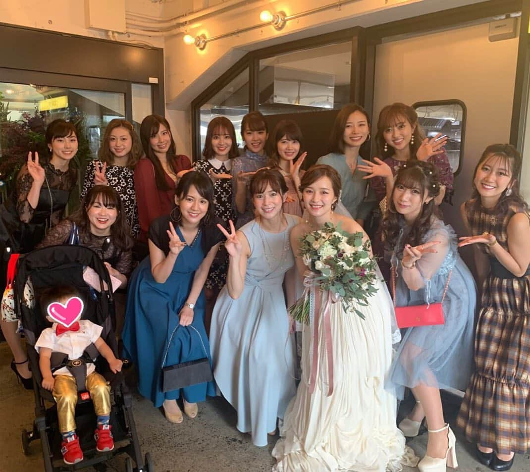 酒井瞳さんのインスタグラム写真 - (酒井瞳Instagram)「アイドリング!!!同期のひーちゃんの結婚式だったよ♡ ひーちゃんらしいオシャレで可愛い結婚式に、美しさに更に磨きがかかってたひーちゃんのウェディング姿に目がハート♡ それぞれの道を歩いてるメンバーにも会っていっぱい刺激受けたなぁ(^^) 幸せで満ち溢れた一日でした。。♡ #アイドリング !!! #おめでとう #結婚式 #happywedding #末永く#幸せ #happy」5月19日 9時05分 - s.sakaihitomi