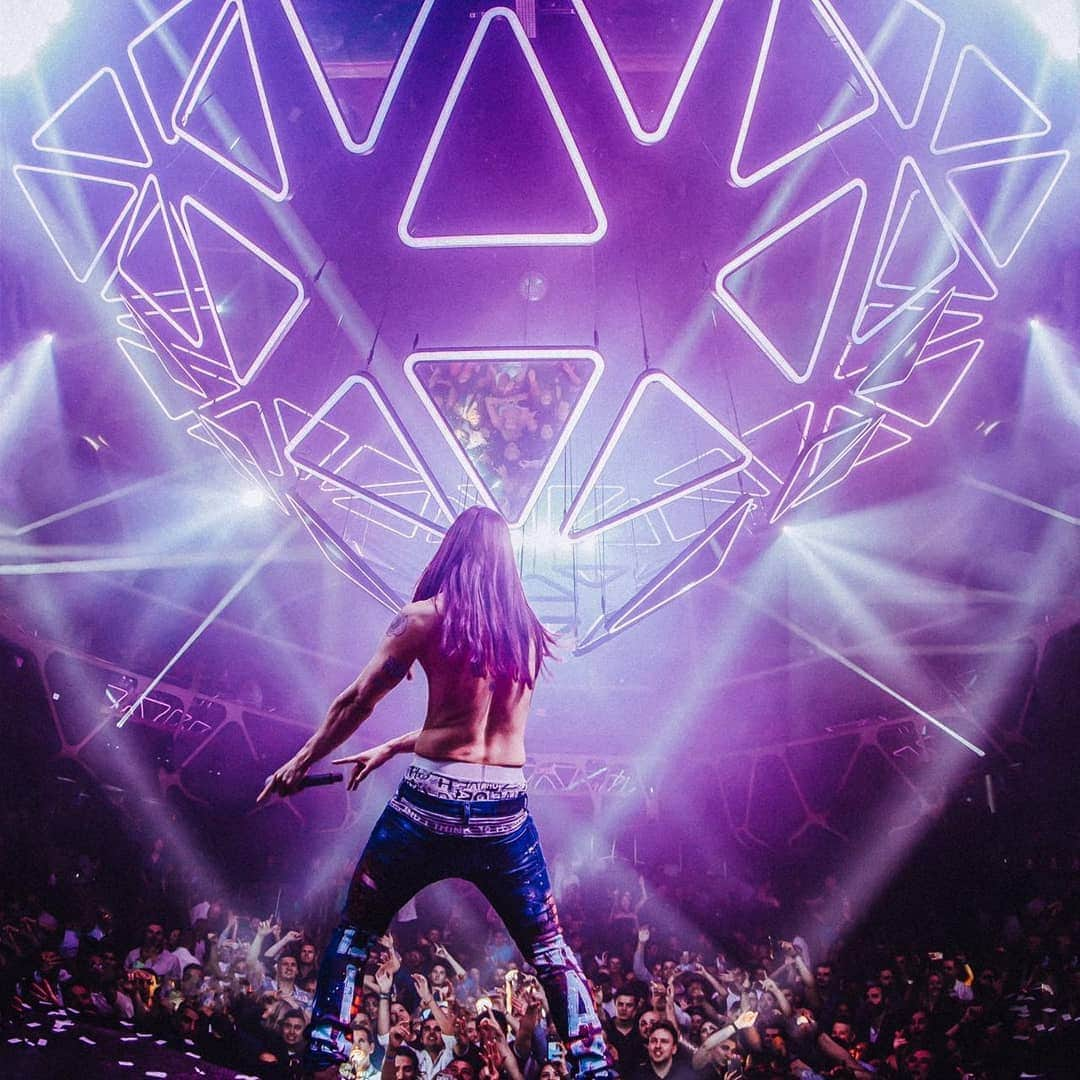 スティーヴ・アオキさんのインスタグラム写真 - (スティーヴ・アオキInstagram)「EDC weekend is insanity! Friday night @hakkasanlv felt like being in a spaceship wow fucking incredible! Big hugs to special guests rockin sets with me @dondiablo @kayzomusic @ookayx」5月19日 9時34分 - steveaoki