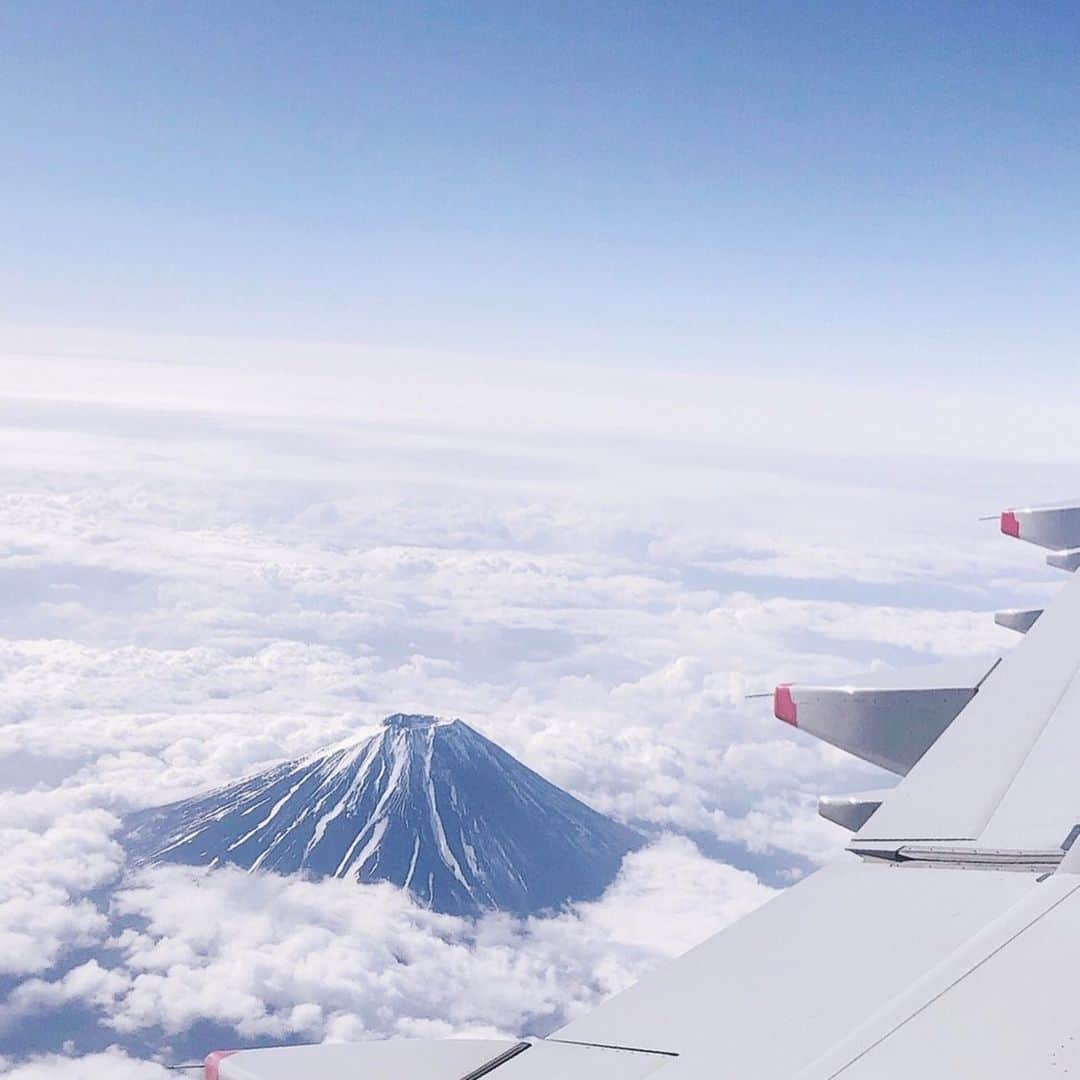 谷口めぐさんのインスタグラム写真 - (谷口めぐInstagram)「飛行機の中から富士山みえた！ 雲の上から見る富士山の迫力と美しさに感動したのでみんなにシェア✨ #富士山 #飛行機からの景色 #空 #sky #mountfuji #fujiyama」5月19日 9時46分 - o_megu1112