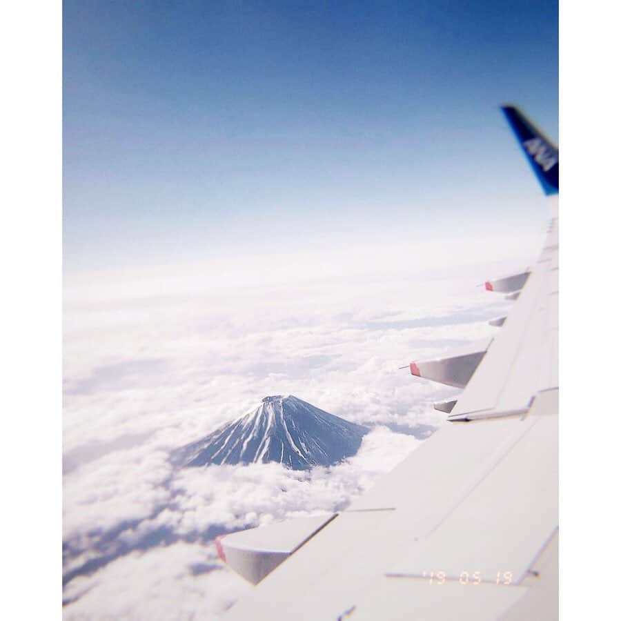 谷口めぐさんのインスタグラム写真 - (谷口めぐInstagram)「飛行機の中から富士山みえた！ 雲の上から見る富士山の迫力と美しさに感動したのでみんなにシェア✨ #富士山 #飛行機からの景色 #空 #sky #mountfuji #fujiyama」5月19日 9時46分 - o_megu1112