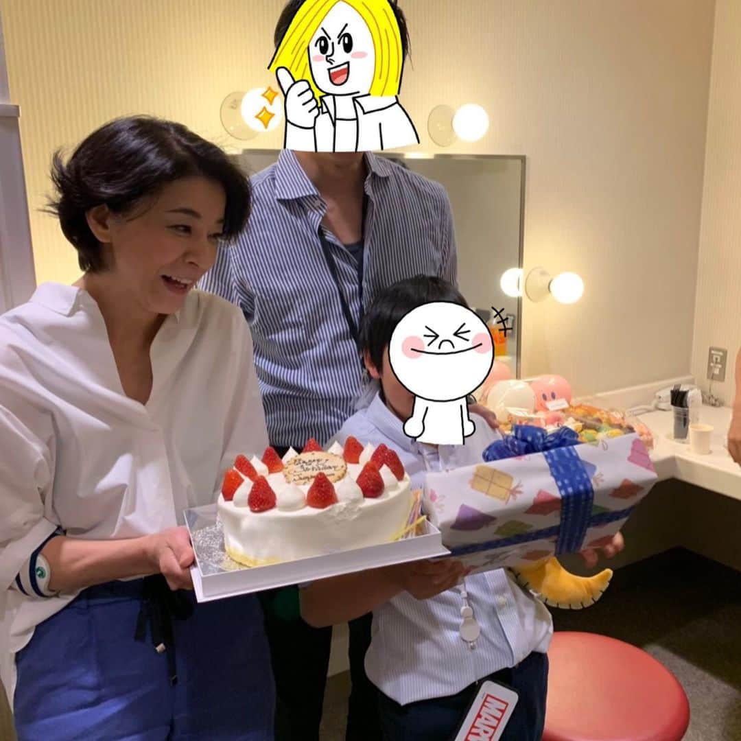 高嶋ちさ子さんのインスタグラム写真 - (高嶋ちさ子Instagram)「次男の誕生日の準備を友人が全部やってくれました 楽屋で大騒ぎ！ 感謝してもしたりない。 おかげで賑やかな即席誕生会 プレゼントも差し入れもいっぱい」5月19日 9時39分 - chisakotakashima