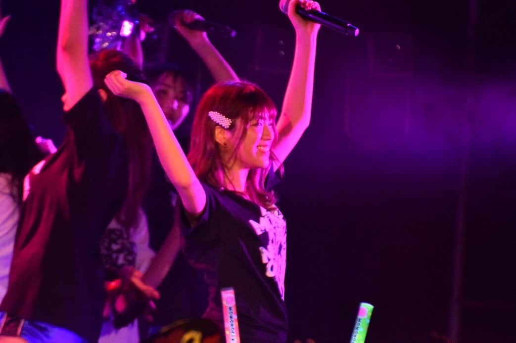 のインスタグラム：「恵比寿マスカッツ史上、初めてメンバーが構成を考えた今回のライブ。 . 3年半やってても深く話したことなかったメンバーとも向き合えて、新メンとも話せるいい機会になって、ライブを作ることは大変なこと、分かってたはずだけど、、、それを死ぬほど痛感しました。私達はこれまでなんて幸せな環境にいたんやろか、、なんてったって当日の朝に台本できたからね🙇‍♂️ . 個人的な話をすると、今回のライブのフォーメーションは私とあっきーで考えました！ と言っても、考えたものを持って行って運営の方や振付師さんに確認や調整はしてもらいました🙇‍♂️ ダンス合宿したんですよ、デビューからいちども遊んだことなかったあっきーと。笑 おかげであっきーの素敵なところ沢山知れました😘 あと今回託された役割で、私は責任感と少しの自信がつきました。 . メンバーみんなで考えたライブどうでしたか？？ この模様はAbemaTVで放送されるそうです～！ 考えたものを実現させてくれたスタッフさん達、盛り上げてくれたファンの皆さんに全力感謝です。 ここで疑問がひとつ、なんでこんなにインスタ更新するの勇気いるんやろか。タイムラグすごくない？？？大丈夫そ？ . . #恵比寿マスカッツ#開幕ダッシュライブ #ebisuanimalanthem#muscats#惠比壽麝香葡萄#abematv」