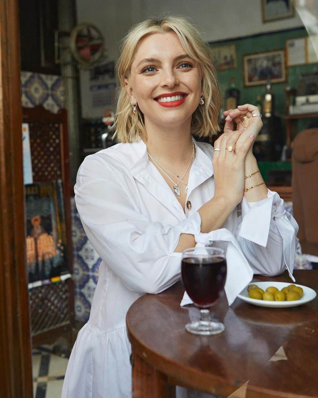 Estée Lalondeのインスタグラム：「I really need to wear red lipstick more often. Instant mood booster💋#esteelalondeXdaisy @daisy_jewellery」