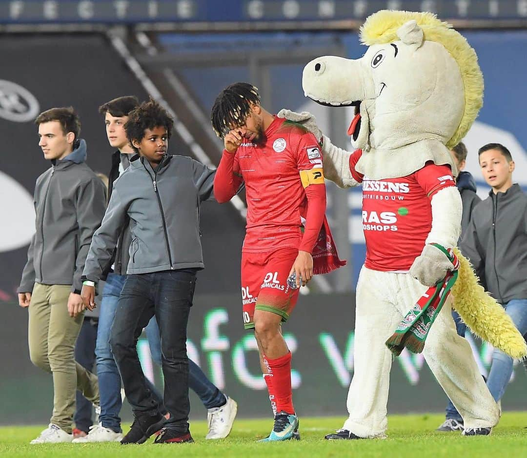 テオ・ボンゴンダさんのインスタグラム写真 - (テオ・ボンゴンダInstagram)「Hier c’est avec émotions que j’ai joué mon dernier match à Zulte Waregem . Je tenais simplement dire merci à tout le monde et bonne chance pour l’année prochaine . Vous serez à jamais dans mon cœur. Bedankt @esseveeofficial ❤️💚」5月19日 1時02分 - theo_bongonda