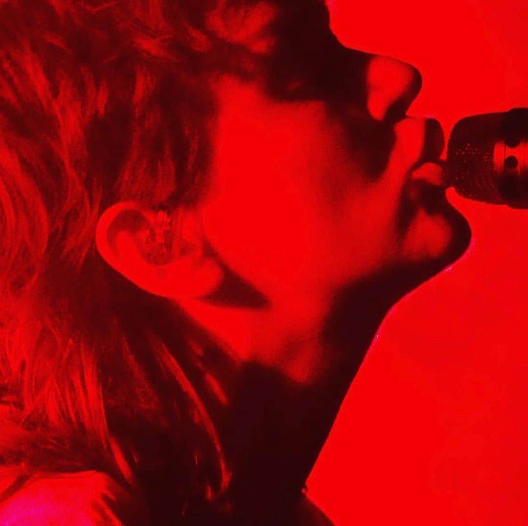 コートニー・バーネットのインスタグラム：「Istanbul tonight!!! Babylon Club. Doors 8pm. We onstage 9:30pm ❤️❤️❤️ (Photo by Major Tom @thinkbabymusic_collective at Fuzz Club, Athens)」