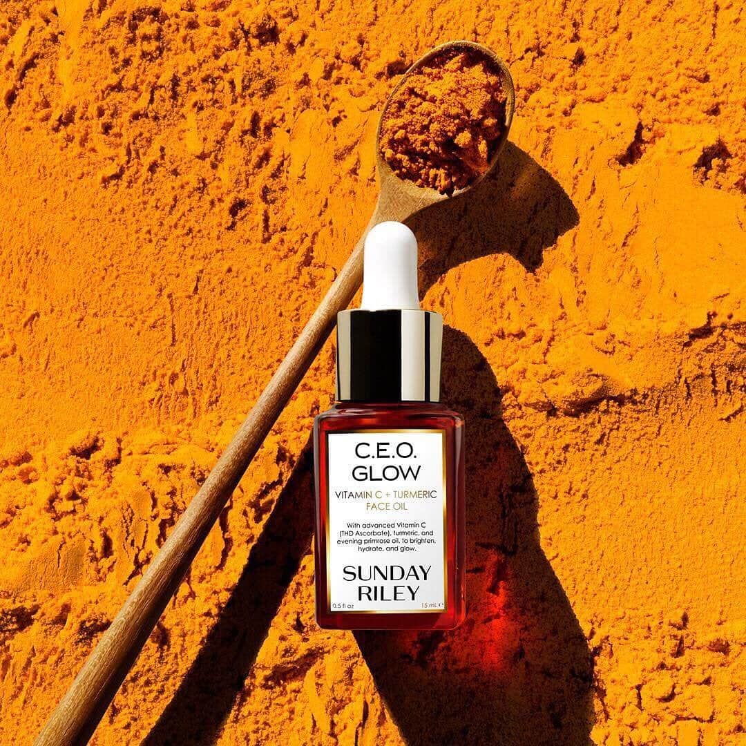 セフォラさんのインスタグラム写真 - (セフォラInstagram)「#Regram @sundayriley ・・・ Scoop up our newest face oil, C.E.O. Glow, available in-store and online at Sephora. One of the key ingredients, Golden Turmeric, is rich in antioxidants and calming compounds, and helps the look of surface redness and skin evenness, leaving you with a healthy-looking radiance ✨. Available @Sephora.」5月19日 1時01分 - sephora
