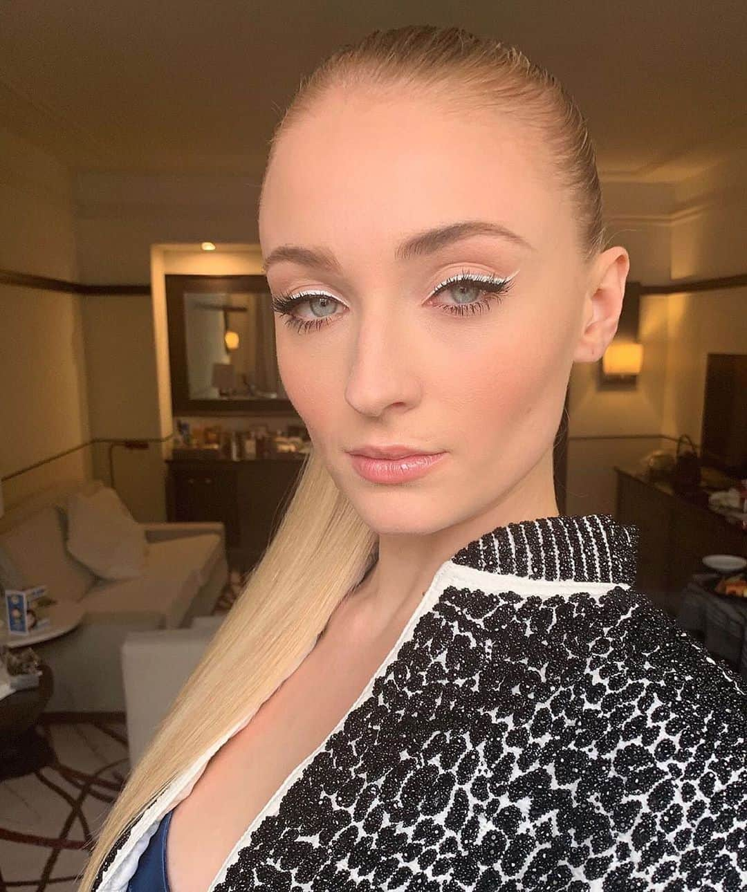 パット・マグラスさんのインスタグラム写真 - (パット・マグラスInstagram)「SANSA SUPREME ⚡️⚡️⚡️ A MAJOR BEAUTY MOMENT starring the SUBLIME @sophiet from #GameOfThrones looking absolutely STUNNING in the #FetishEyes Mascara and Perma Precision Liquid Eyeliner with makeup by @georgieeisdell ⚡️⚡️⚡️ #TurnYourLashesOn NOW at PATMcGRATH.COM.」5月19日 1時01分 - patmcgrathreal