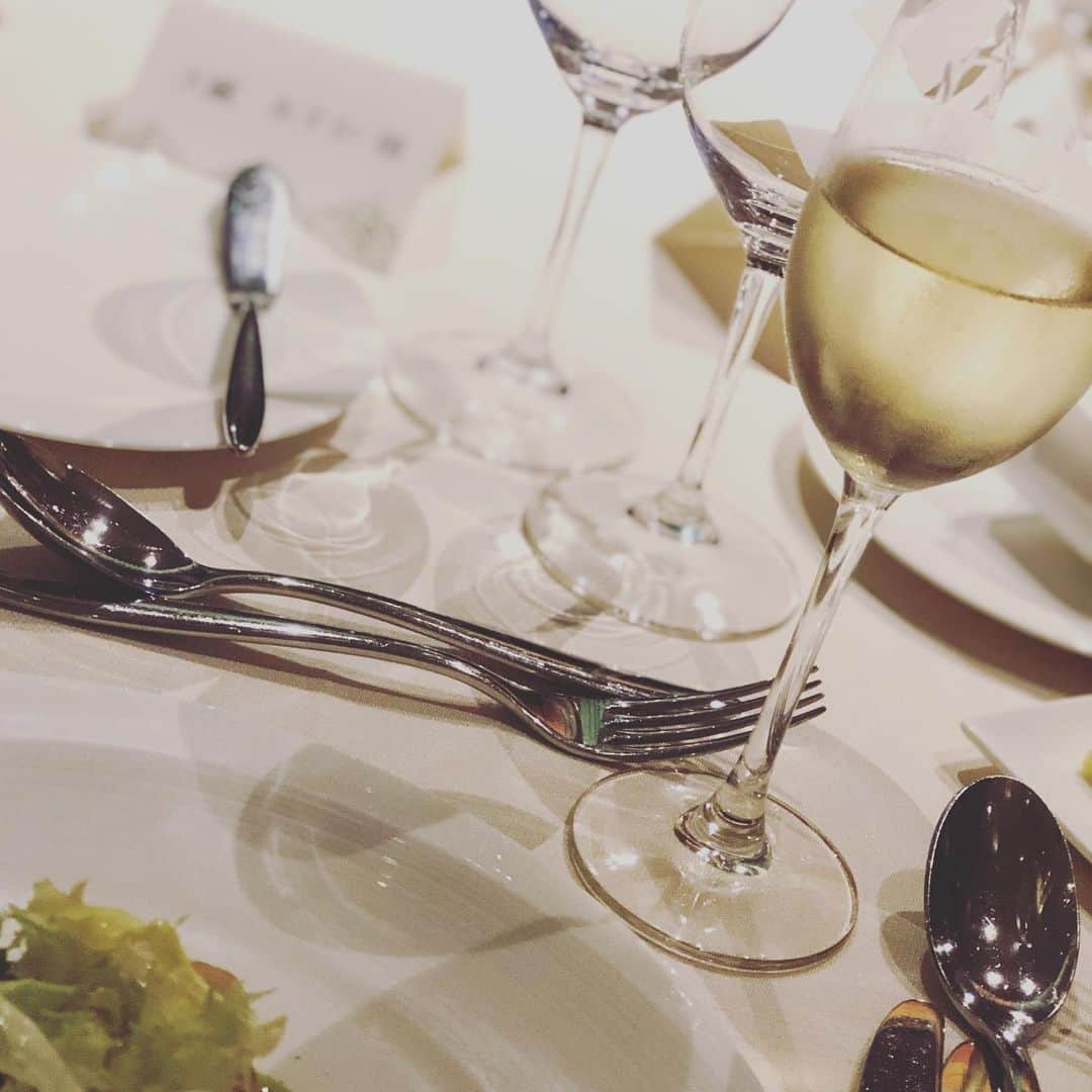 清水あすかさんのインスタグラム写真 - (清水あすかInstagram)「先日は#ファミリー で#お誕生日  をお祝いしましたが、本日は院生の皆様にご列席頂き、#父 の#古希 を祝う会をしました。  皆様ありがとうございました😊 色々サプライズ尽くしの#パーティー でしたが、一番の#サプライズ は、#父 から#母 への感謝の言葉。とても素晴らしく#涙 が溢れました。 ここまで、父に#愛される 母が憧れです。#家族 を#一番#大切 にする #両親 の元に生まれてくることができて幸せです。  #感謝 #パパ#おめでとう #これからも元気でいてね 💕」5月19日 0時53分 - asukahime1015