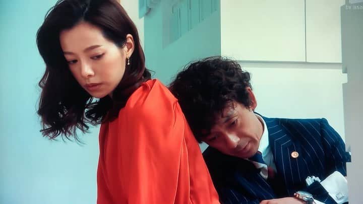 桜井ユキのインスタグラム：「ユキさんの背中に😳 …ちょっと羨ましい（笑）  #桜井ユキ  #東京独身男子  #斎藤工 #高橋一生  #滝藤賢一」