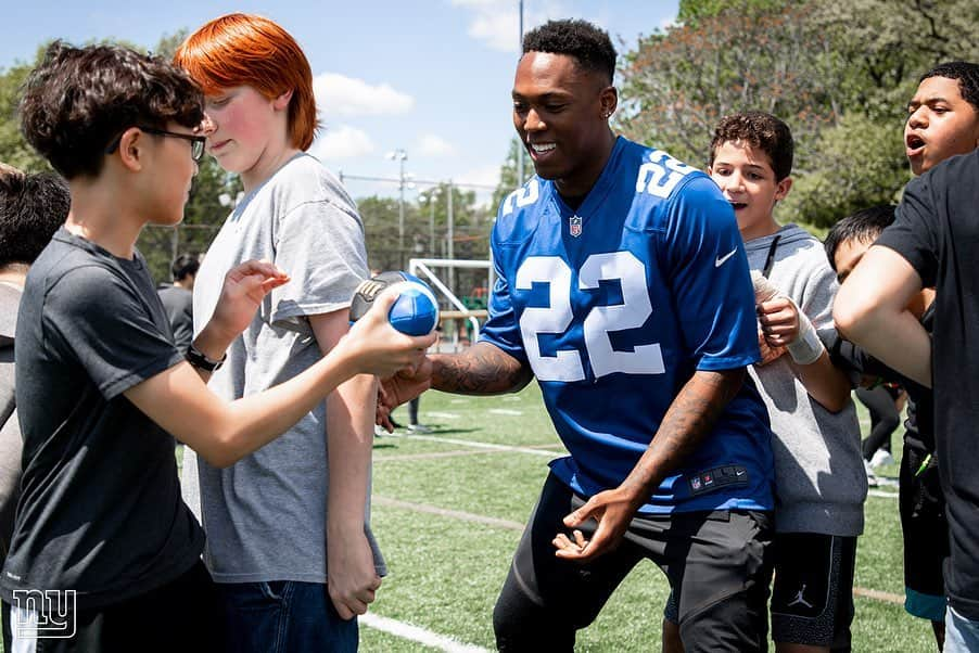 New York Giantsさんのインスタグラム写真 - (New York GiantsInstagram)「That’s a wrap for our month-long Play 60 Challenge at Lewis F. Cole Middle School! We had a blast 😁🏈 #GiantsHuddleFor100」5月19日 0時57分 - nygiants