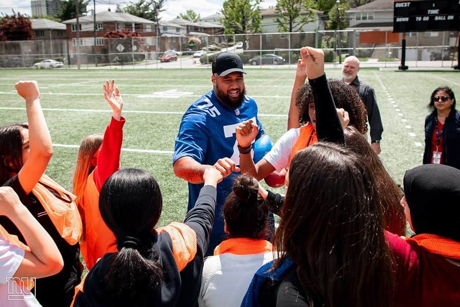 New York Giantsさんのインスタグラム写真 - (New York GiantsInstagram)「That’s a wrap for our month-long Play 60 Challenge at Lewis F. Cole Middle School! We had a blast 😁🏈 #GiantsHuddleFor100」5月19日 0時57分 - nygiants