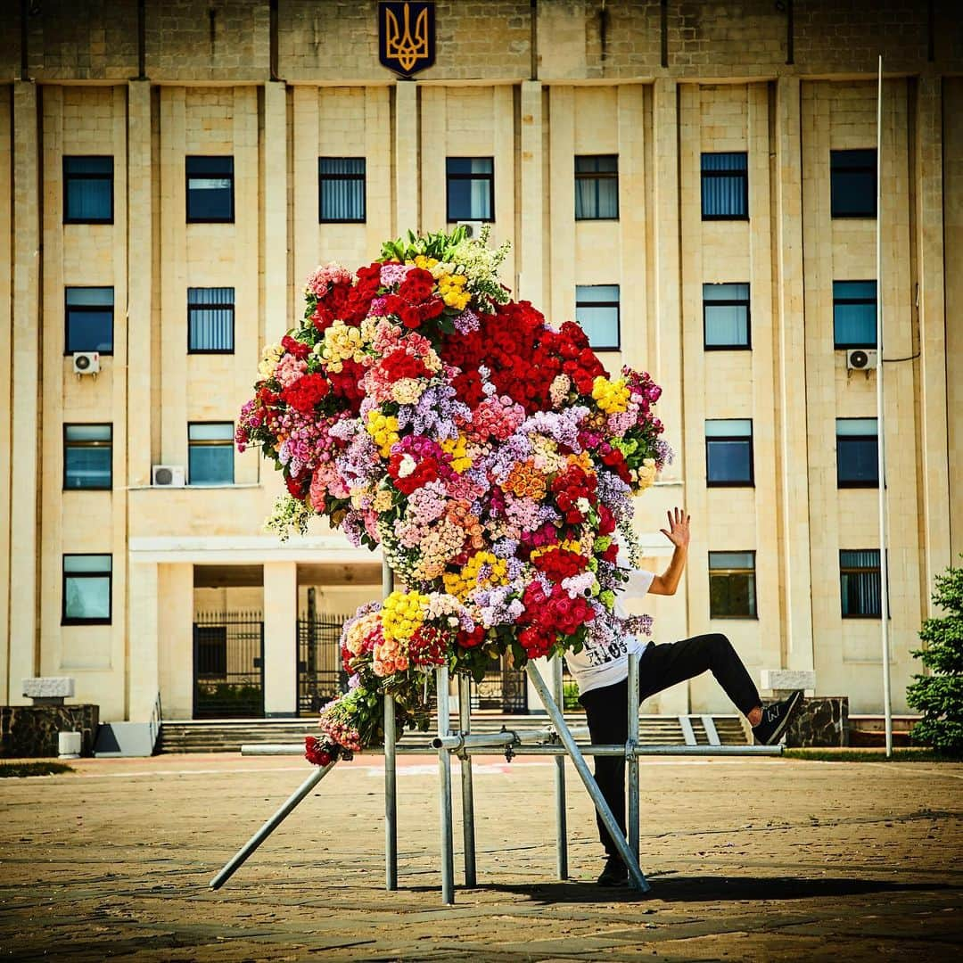 東信さんのインスタグラム写真 - (東信Instagram)「Botanical Sculpture in Slavutych, Ukraine  Date: May 18 Saturday, 2019 Location: City hall square of Slavutych 51.521812,30.754870 *Please insert this numbers to your Google map.  #azumamakoto #makotoazuma #shiinokishunsuke #amkk #amkkproject #flowers #flowerart #botanicalsculpture #東信 #東信花樹研究所 #slavutych #ukraine」5月19日 1時04分 - azumamakoto