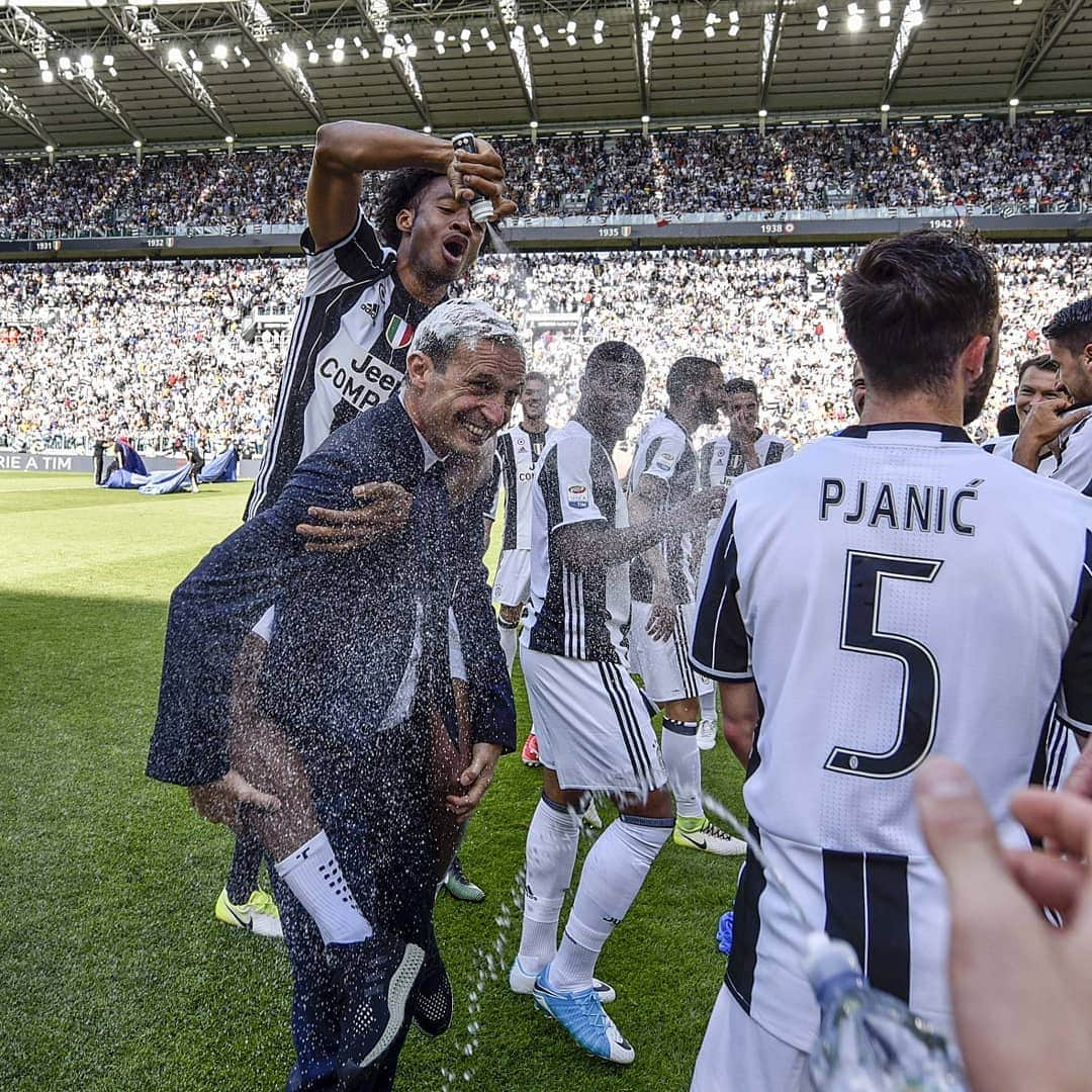 ユヴェントスFCさんのインスタグラム写真 - (ユヴェントスFCInstagram)「Five years of success, trophies, memories and picture perfect moments, thank you Mister. 🏆👏📸 #GrazieAllegri」5月19日 1時04分 - juventus