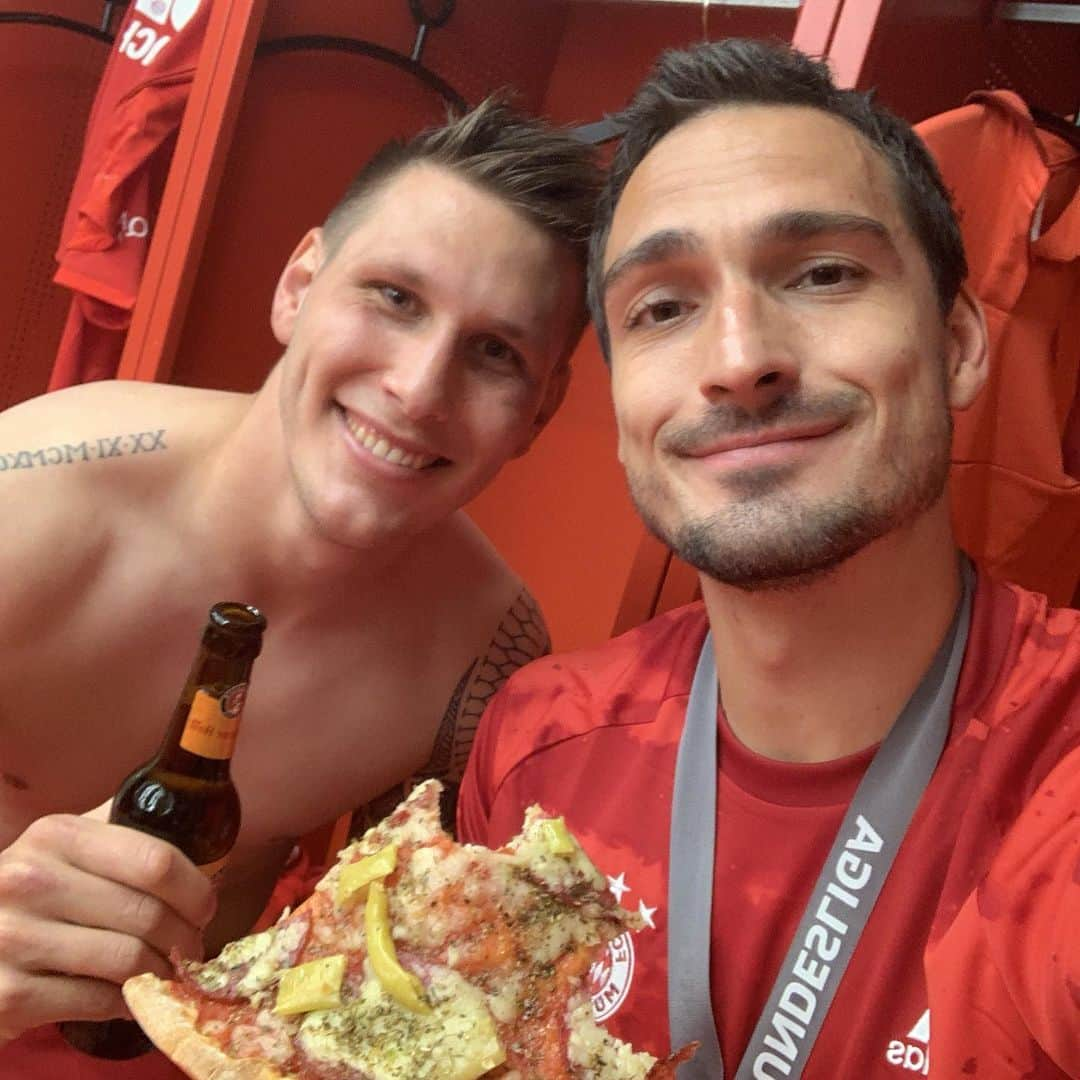 マッツ・フメルスさんのインスタグラム写真 - (マッツ・フメルスInstagram)「Meisterschaft!! Bierchen!! Pizza!! Niklas Süle!!!!!!! Come ooooooooooon 🔥🔥🔥」5月19日 1時18分 - aussenrist15