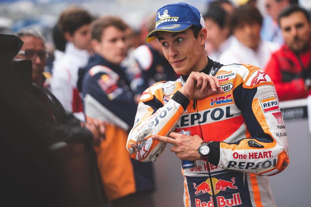 レプソル・ホンダのインスタグラム：「#MM93 🐜 🅿️1️⃣🏅🇫🇷 That face 😆 ⠀⠀⠀⠀⠀⠀⠀⠀⠀ “Today was one of those days! The conditions meant you didn’t know if a slick or a wet tyre would be best with the light rain, it was really difficult. In Qualifying we knew we had to push on the first lap when there was the least water on track. Then with more water on track it got more difficult. I’m happy with this pole because it was a day where you could easily start from the back if you weren’t careful. Now we see what the weather does tomorrow!” ⠀⠀⠀⠀⠀⠀⠀⠀⠀ #FrenchGP #25RepsolHonda #Repsol #MotoGP #Honda #Racing #RepsolHonda #HRC #RC213V #MM93 #MarcMarquez #MM93🐜 #ThePowerOfDreams #Motorcycle #France #Pole #Qualifying」