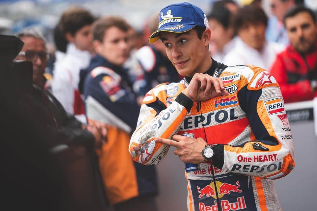 レプソル・ホンダさんのインスタグラム写真 - (レプソル・ホンダInstagram)「#MM93 🐜 🅿️1️⃣🏅🇫🇷 That face 😆 ⠀⠀⠀⠀⠀⠀⠀⠀⠀ “Today was one of those days! The conditions meant you didn’t know if a slick or a wet tyre would be best with the light rain, it was really difficult. In Qualifying we knew we had to push on the first lap when there was the least water on track. Then with more water on track it got more difficult. I’m happy with this pole because it was a day where you could easily start from the back if you weren’t careful. Now we see what the weather does tomorrow!” ⠀⠀⠀⠀⠀⠀⠀⠀⠀ #FrenchGP #25RepsolHonda #Repsol #MotoGP #Honda #Racing #RepsolHonda #HRC #RC213V #MM93 #MarcMarquez #MM93🐜 #ThePowerOfDreams #Motorcycle #France #Pole #Qualifying」5月19日 1時17分 - hrc_motogp