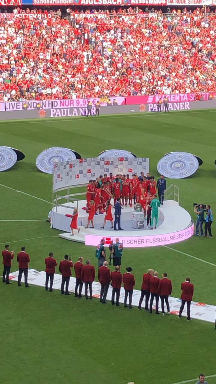 トーマス・ミュラーのインスタグラム：「Da ist das Ding 😀 Deutscher Meister 18/19, FC Bayern München 🏵 #meistersamma #miasanmia #fcbayern #esmuellert #thomasmüller」