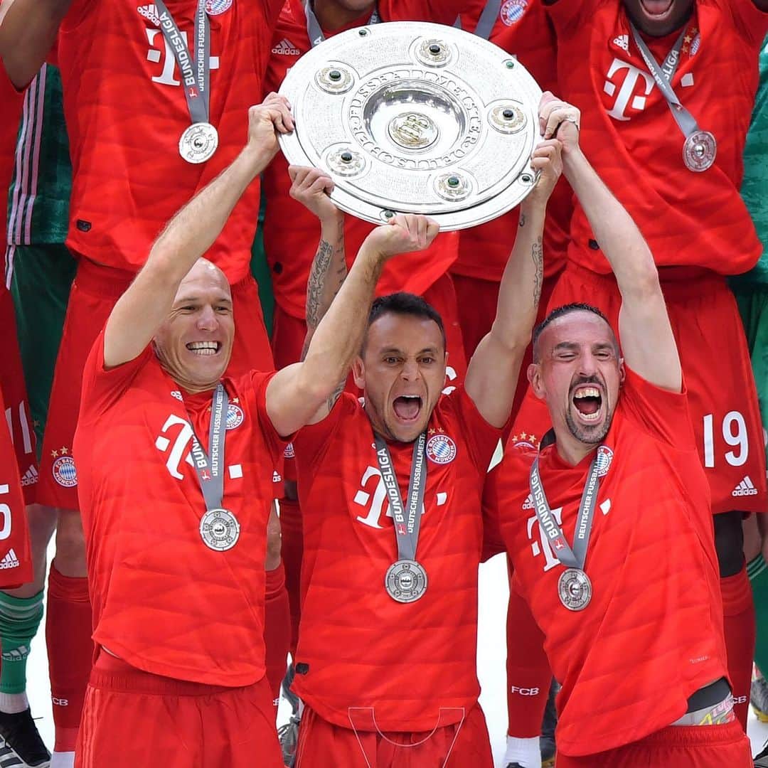 サッカーキングさんのインスタグラム写真 - (サッカーキングInstagram)「. 7 in a row🏆🏆🏆🏆🏆🏆🏆 Their Last Schale in Bayern （2019.05.18） . 📷Photo by Sebastian Widmann/Bundesliga/DFL via Getty Images . #リベリー #FrankRibery #Ribery #ロッベン #ArjenRobben #Robben #ロベリー #Robbery #ラフィーニャ #Rafinha #バイエルン #FCBayern #Bayern #BayernMunich #MiaSanMia #ブンデスリーガ #BundesLiga #Schale #🏆 #MEIS7ER #football #サッカーキング #⚽️ #サッカー」5月19日 1時18分 - soccerkingjp