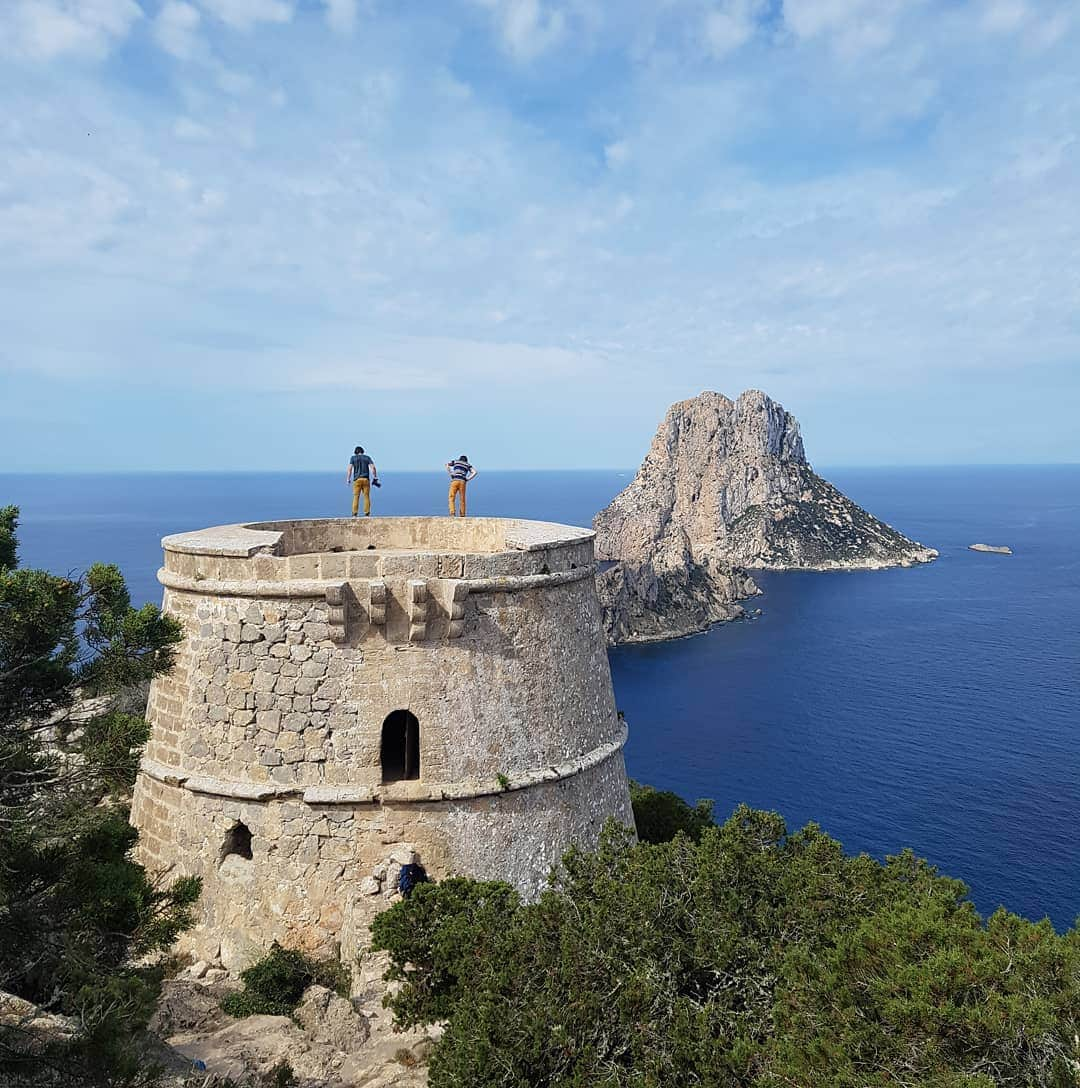 ヨルグ・バーホーベンさんのインスタグラム写真 - (ヨルグ・バーホーベンInstagram)「Looking hard to find some climbing on Ibiza 😎. Life here is not all about dance parties 😋. We found some pretty cool spots hidden around the island, got proper sunburned and enjoyed some cocktails, but somehow I feel like we're not really mixing with the usual tourists here 🤔😄🤣」5月19日 1時21分 - jorgverhoeven