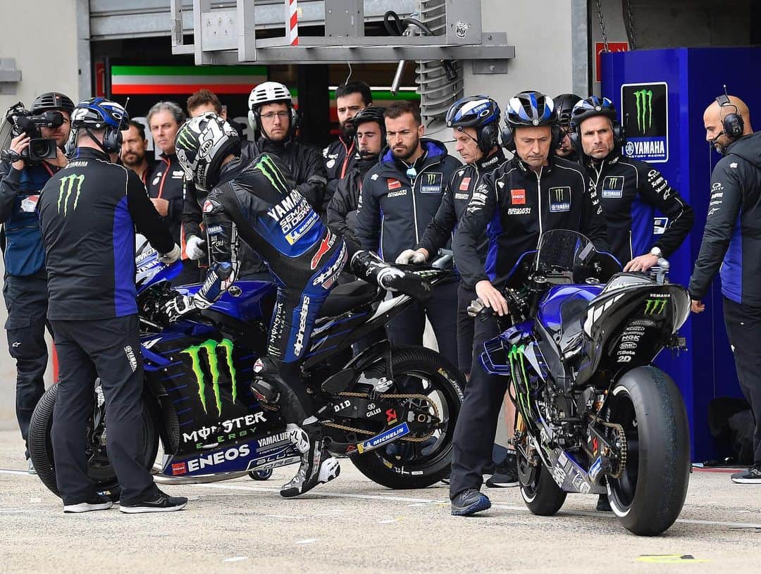 YamahaMotoGPさんのインスタグラム写真 - (YamahaMotoGPInstagram)「In the midst of the Q2 action. . . #MonsterYamaha | #MotoGP | #FrenchGP | #MonsterEnergy | #VR46 | #MV12」5月19日 1時23分 - yamahamotogp