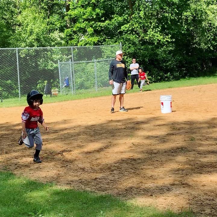ニコール・ ポリッツィのインスタグラム：「GO MY BABY! Lorenzo told me this morning he wants to be a pro baseball player when he grows up 😩 #ProudMawma #BaseballMom」