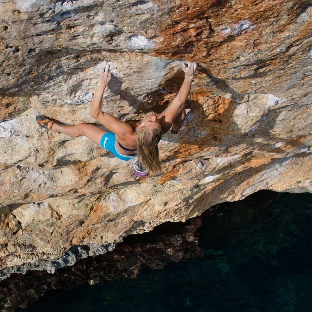 カタリーナ・ザーヴァインさんのインスタグラム写真 - (カタリーナ・ザーヴァインInstagram)「So far no deep water soloing for us. It seems Ibiza's cliffs ain't quite steep enough for some proper dws...🤔🤷‍♀️😓 Therefore we ended up sportclimbing and totally pumped😆😅 . Pic by @tobias_lanzanasto in Mallorca in 2016 . @lasportivagram @marmot_mountain_europe @marmot @petzl_official #mallorca #dws #climbing #rockclimbing #dontfall #itsgreatoutthere #accesstheinaccessible」5月19日 1時34分 - katha_saurwein