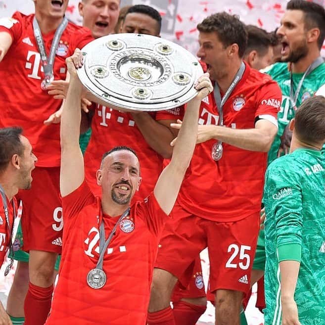 トーマス・ミュラーのインスタグラム：「Bundesliga Champion 18/19, @fcbayern 🏵😀💪 #miasanmia #meisterschaft #esmuellert #miasanmeister #fcbayern」