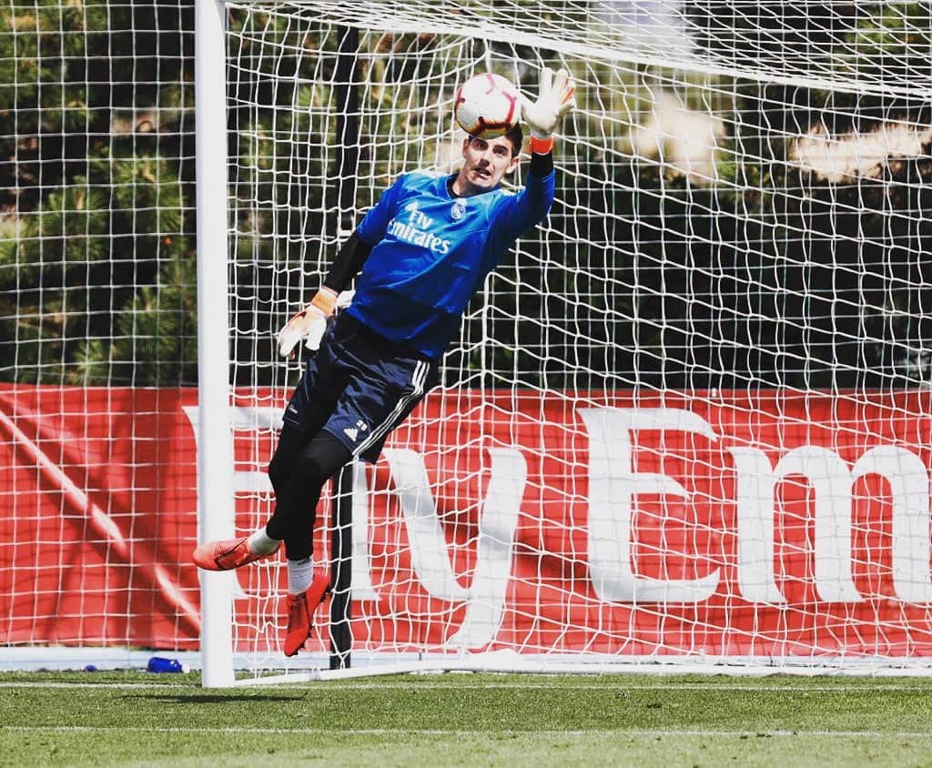 ティボ・クルトゥワのインスタグラム：「⚽️☀️#HalaMadrid」