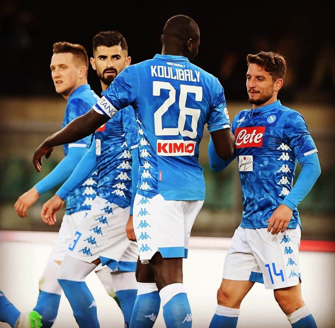 カリドゥ・クリバリさんのインスタグラム写真 - (カリドゥ・クリバリInstagram)「🥇 Miglior difensore @seriea 2018/19: un premio che mi rende orgoglioso. Una grande soddisfazione da condividere con miei compagni, allenatore, club, tifosi: grazie a tutti 😀  Meilleur défenseur de #SerieA 2018/19: une récompense qui me rend fier. Une grande satisfaction à partager avec mes coéquipiers, mon entraîneur, le club, les supporters: merci à tous 🙌🏿 Best defender in #SerieA 2018/19: a title that makes me proud. A great satisfaction to share with my teammates, coach, club and supporters: thanks to everyone 💪🏿 🇸🇳 #KK26 💙 #famiglia 🇮🇹 #seriea 🙏🏿」5月19日 1時40分 - kkoulibaly26