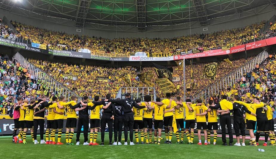 ボルシア・ドルトムントさんのインスタグラム写真 - (ボルシア・ドルトムントInstagram)「🖤💛 This is what it’s all about!  #borussiadortmund #fans #proud #dortmund #matchday #bvb #spieltag #bundesliga #bmgbvb #borussia #💛 #⚽️」5月19日 1時46分 - bvb09