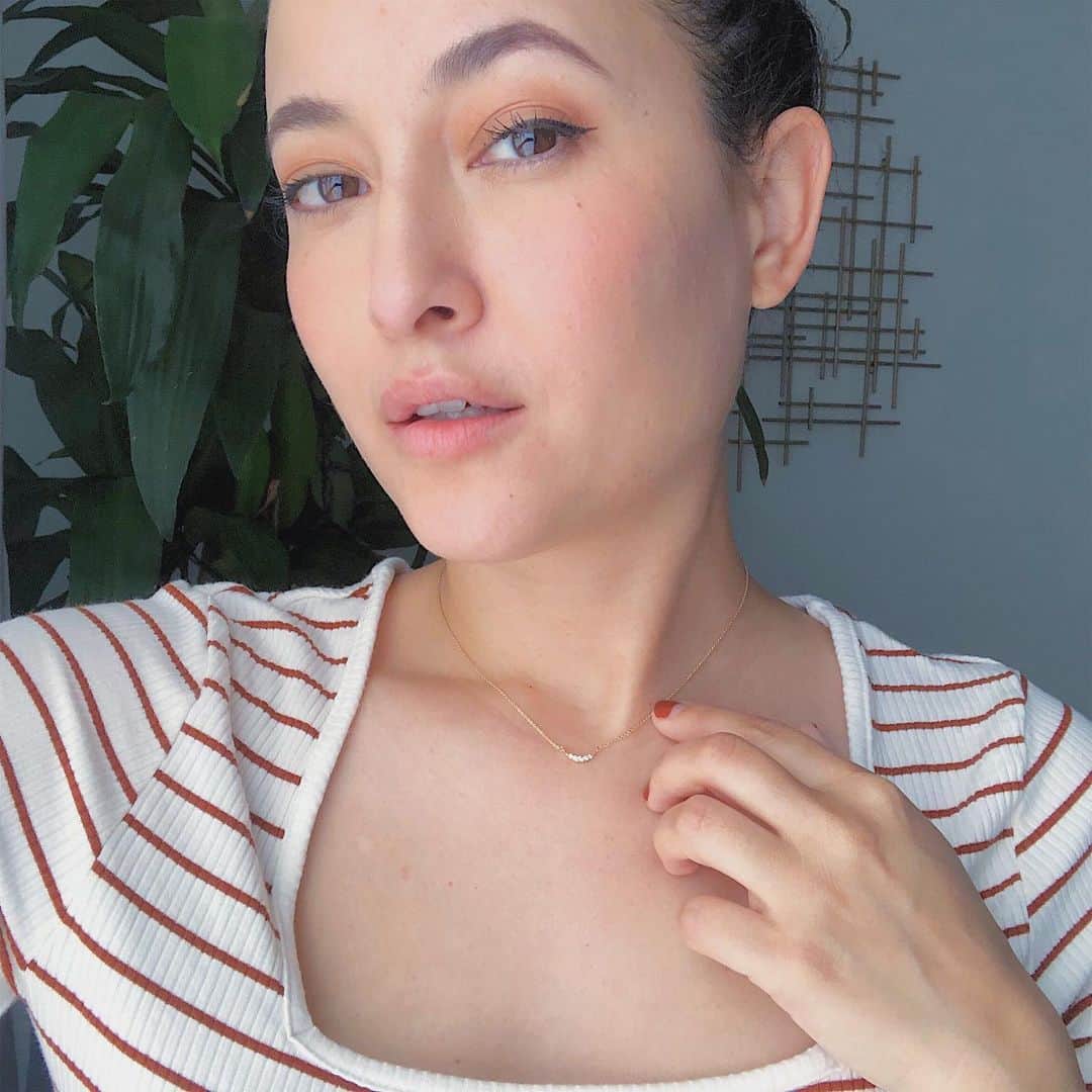 フリーディアのインスタグラム：「More skin, more gold baby! @mejuri newest necklace is the loveliest ✨ perfect for layering or just a little twinkle. 大好きなジュエリーブランド、メジュリからの新商品。小さなキラリが必要な時にぴったし✨ #mejuri #mejurijewelry #moreskinmoregold #gifted #jewelry #daintyjewelry #love #new #crescentmoon #moon」
