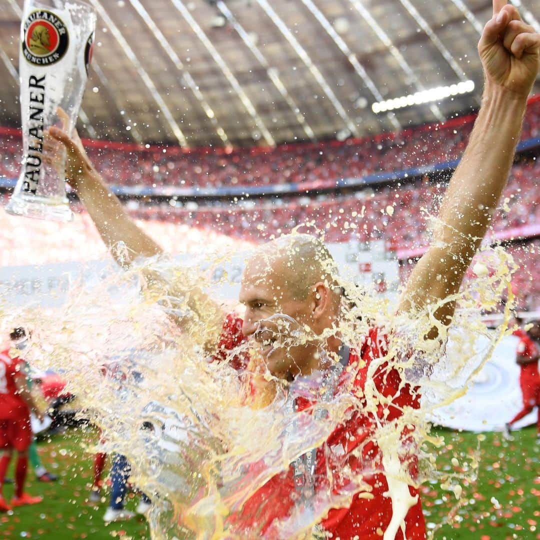 サッカーキングさんのインスタグラム写真 - (サッカーキングInstagram)「. BEER TIME🍻 （2019.05.18） . 📷Photo by Matthias Hangst/Bundesliga/DFL via Getty Images . #beer #bier #ビール #ロッベン #ArjenRobben #Robben #バイエルン #FCBayern #Bayern #BayernMunich #MiaSanMia #ブンデスリーガ #BundesLiga #Schale #🏆 #MEIS7ER #football #サッカーキング #⚽️ #サッカー」5月19日 2時00分 - soccerkingjp