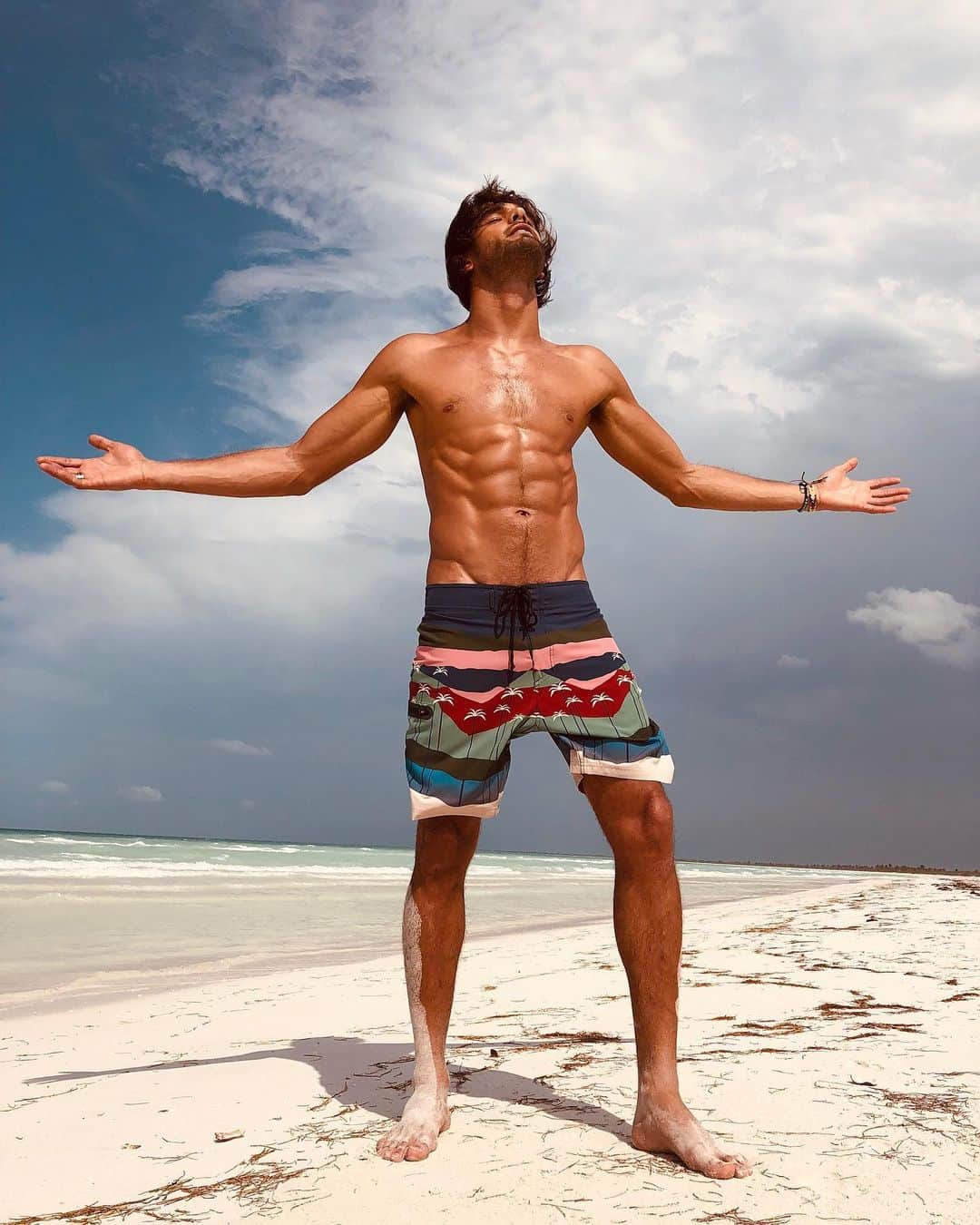マーロン・テシェイラのインスタグラム：「—- “Everybody loves the sunshine.” ☀️🔥💫 —- “Agradecer é arte de atrair coisas boas.” 🙌🙏🙌 #Gratidao 🎩...Peace&Light...♻️ —- @trackfieldoficial #HooLugar  #Mexico #MyTF #GoodVibesOnly」