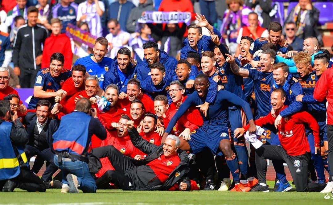 サンティ・ミナさんのインスタグラム写真 - (サンティ・ミナInstagram)「SOM DE CHAMPIONS @valenciacf !!!!!!!!!!!!!!! 🦇🦇🦇🦇🦇🦇🦇🦇🦇🦇🦇🦇」5月19日 2時05分 - santimina7