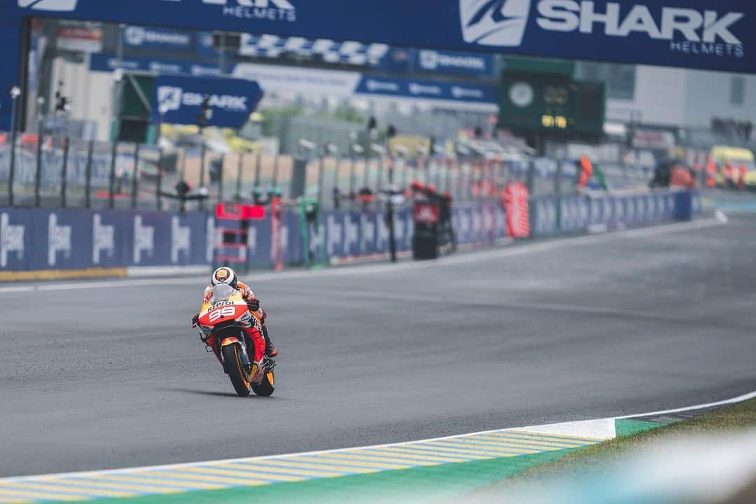 レプソル・ホンダさんのインスタグラム写真 - (レプソル・ホンダInstagram)「#JL99😈 🅿️8️⃣ 🇫🇷 ⠀⠀⠀⠀⠀⠀⠀⠀⠀ “Very tricky conditions, especially in Qualifying today. There was one sector where it was full wet with no grip and then the others were almost dry – it was tough to stay on the bike. We could have made the front two rows I think but I chose to use the soft tyre first and the medium second, with the medium first I think we could have achieved more. But we have achieved our best position of the year, that’s the positive.” ⠀⠀⠀⠀⠀⠀⠀⠀⠀ #FrenchGP #25RepsolHonda #Repsol #MotoGP #Honda #Racing #RepsolHonda #HRC #RC213V #JL99 #JorgeLorenzo #JL99😈 #ThePowerOfDreams #Motorcycle #France #Qualifying #ThirdRow」5月19日 2時06分 - hrc_motogp