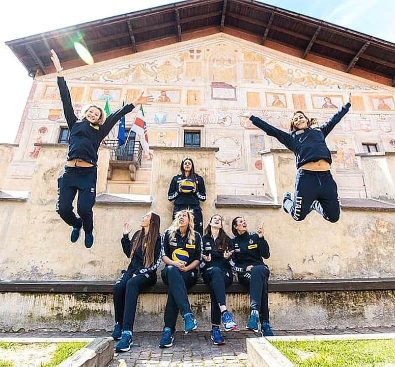 アレッシア・オッロさんのインスタグラム写真 - (アレッシア・オッロInstagram)「We end this week with a 3rd place 🤪🥉 Now let's focus on the next target 🇮🇹 #montreuxmasters #crazyteam #teamitaly #ehhhalloraaaa.... 😂」5月19日 2時08分 - alessiaorro8