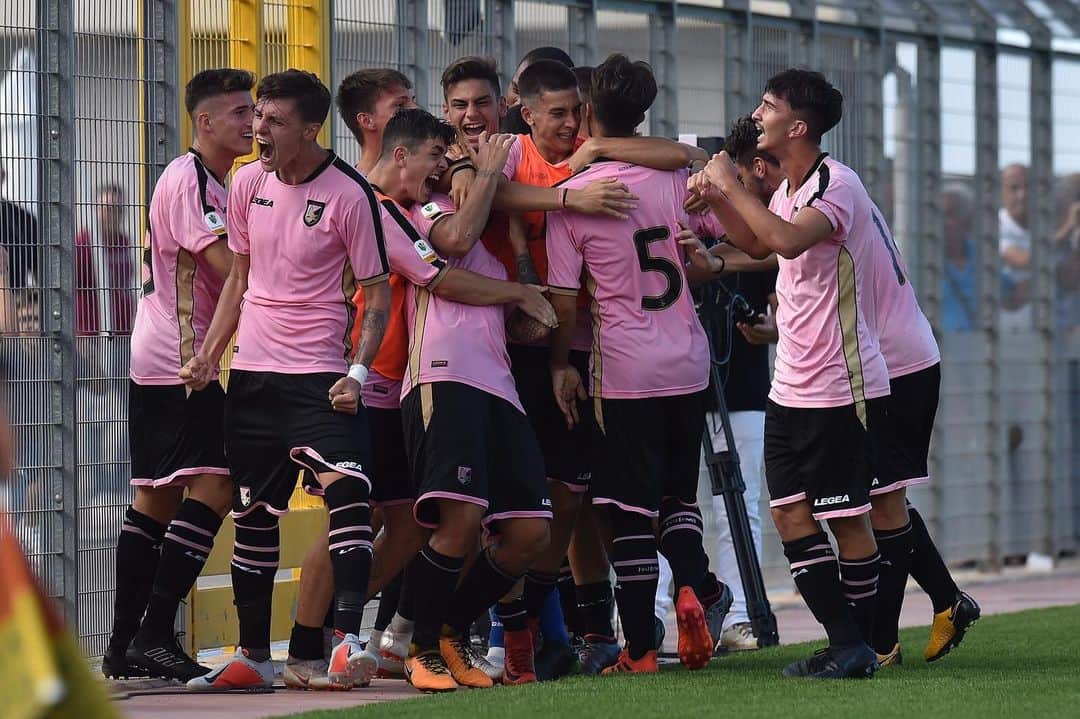 USチッタ・ディ・パレルモのインスタグラム：「Grande impresa per la Primavera rosanero che ha conquistato la salvezza con una giornata d'anticipo ✅ BRAVI RAGAZZI! 💪💪💪」