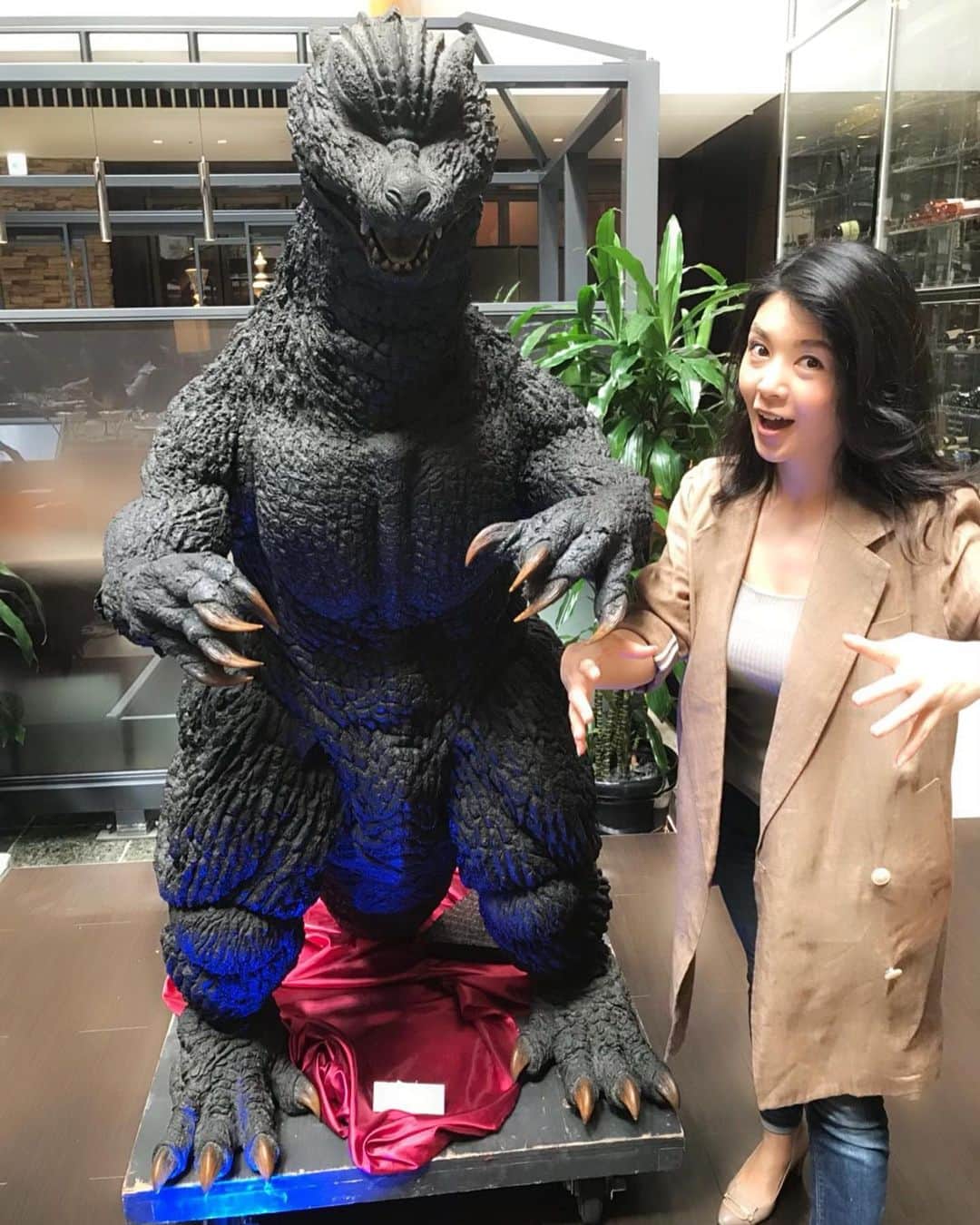 日下裕江さんのインスタグラム写真 - (日下裕江Instagram)「幼い頃から観てたゴジラ  なんか愛着湧くよね💕  このらサイズだからなのかも知れないけど…  街を破壊する程大きかったら ちと可愛くは無いか…笑  ゴジラ生誕も65周年か❀.*･ﾟ  自分の親くらいの歳なんだなw  Happy Birthday Godzilla 🎂🦖 #happybirthdaygodzilla #godzilla #ゴジラ生誕65周年 #godzilla65thanniversary #ゴジラ #イチゴジラ #イチゴジラランチブッフェ」5月19日 2時10分 - hiroe___h