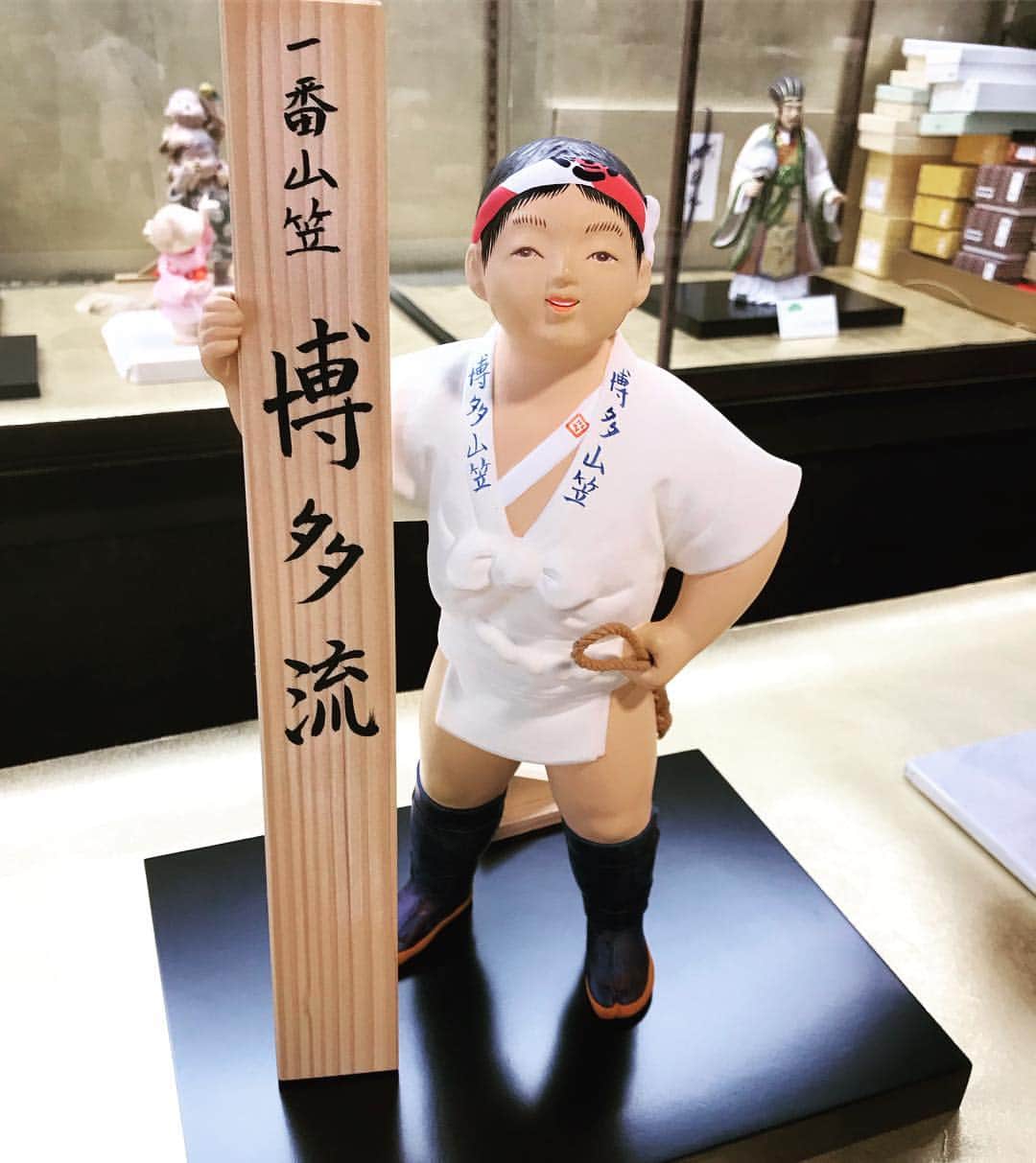 辻仁成さんのインスタグラム写真 - (辻仁成Instagram)「博多祇園山笠が舞台の映画「真夜中の子供」の最終ロケハン終わりました。中洲の博多人形屋さんで、可愛い博多人形買いました。これじゃないけど、笑。中洲愛強かとよ。」5月19日 2時16分 - tsujihitonari