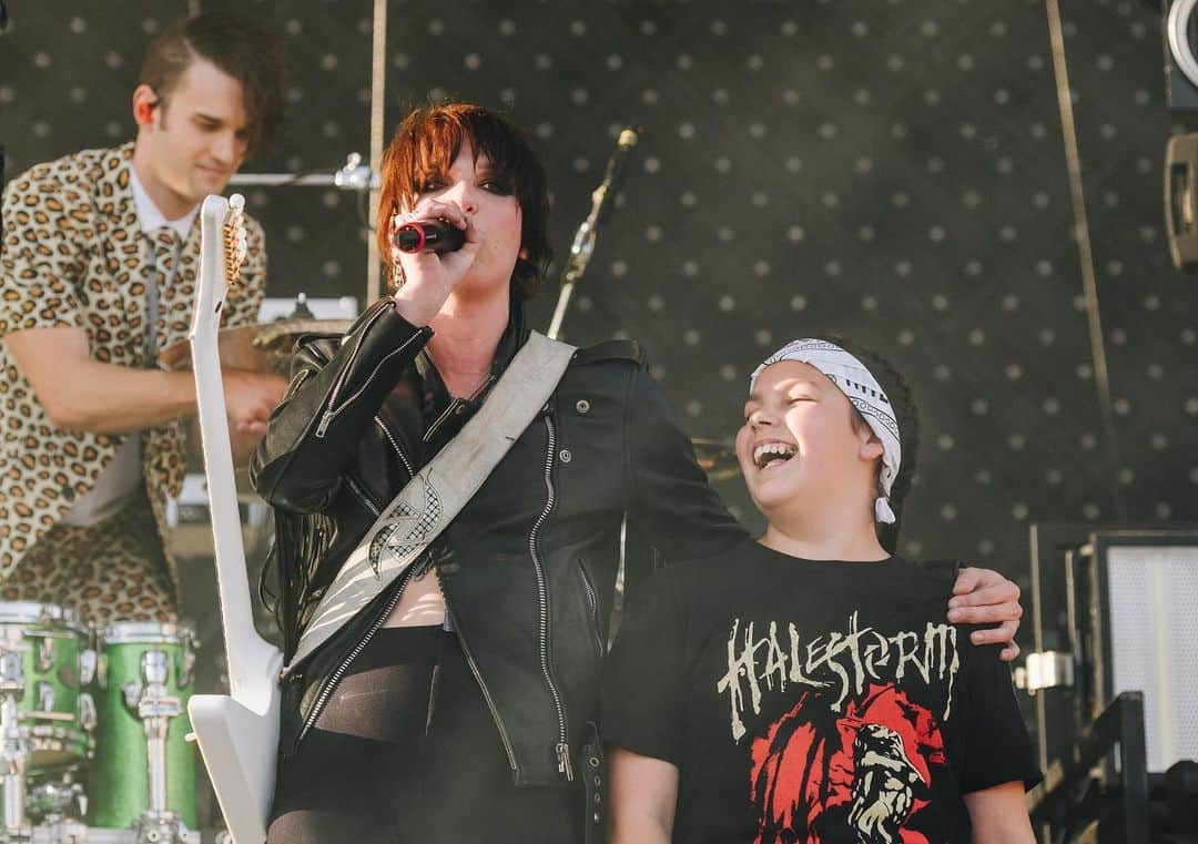 ジー・ヘイルさんのインスタグラム写真 - (ジー・ヘイルInstagram)「Much Love to Klarissa! Who we dubbed the coolest Halestorm fan at @sonictemplefestival ! Play that @epiphone loud!! What a moment! Columbus, OH #sonictemple  photos: @judyhwon @epiphone」5月19日 2時16分 - officiallzzyhale