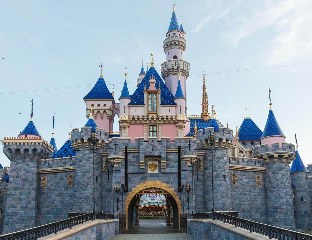 ディズニーランドさんのインスタグラム写真 - (ディズニーランドInstagram)「The reimagined Sleeping Beauty Castle is returning soon with all-new magic! This is one of our must-sees when we’re here for all the exciting things to do in June 🤩」5月19日 2時18分 - disneyland