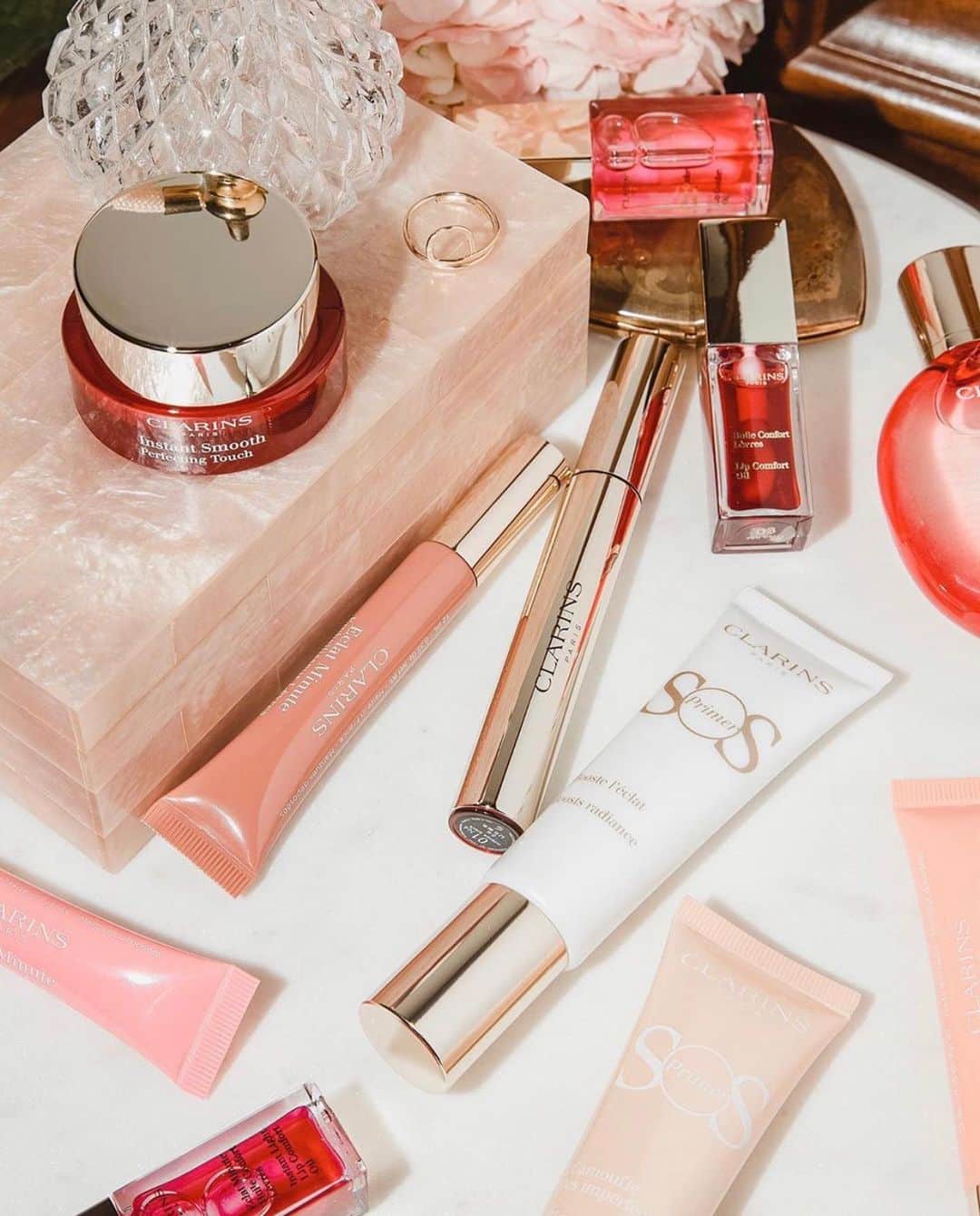 CLARINSさんのインスタグラム写真 - (CLARINSInstagram)「Running late to Saturday brunch? Get flawless in a flash with our superpower-packed #MakeupHeroes! ✨Instant Smooth Perfecting Touch minimizes look of lines & pores ✨SOS Primer perfects & color corrects ✨Lip Comfort Oil nourishes & plumps ✨Instant Light Natural Lip Perfector softens & shines ✨Supra Volume Mascara thickens & protects . . 📷: @laviedefawn #ClarinsMakeup」5月19日 2時18分 - clarinsusa