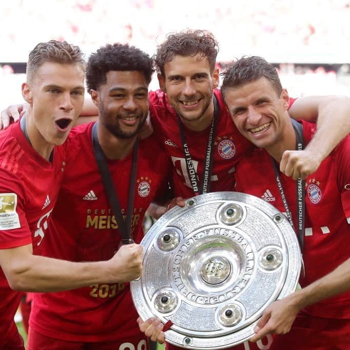 トーマス・ミュラーのインスタグラム：「Thanks to our great fans. Your fantastic support all season was amazing once more. This 🏵 is for you! 👏👌 #miasanmeister #fcbayern #bundesliga #esmuellert #miasanmia」