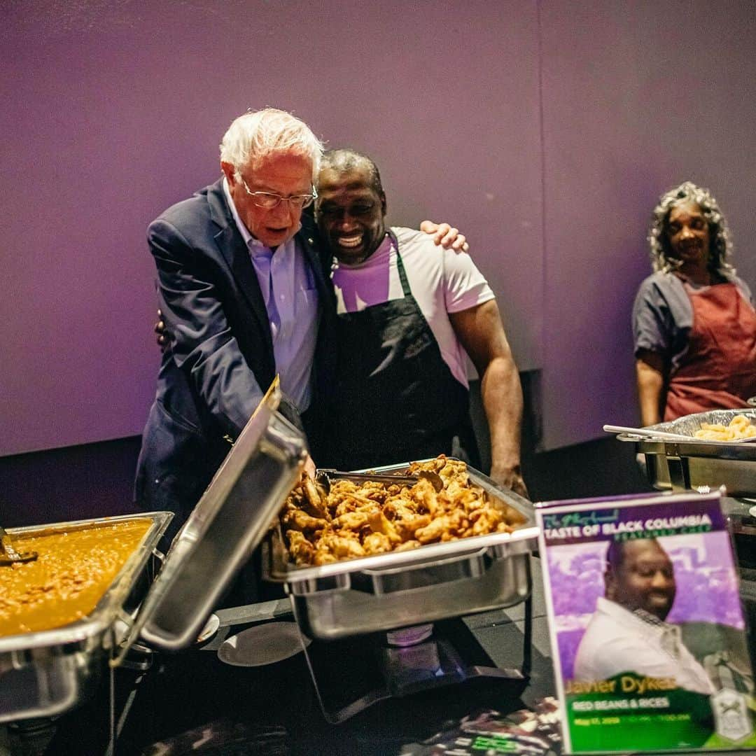 バーニー・サンダースさんのインスタグラム写真 - (バーニー・サンダースInstagram)「Thank you to the Taste of Black Columbia for having me to speak and share the evening with you. We are so excited to be back in South Carolina this weekend as we continue building the political revolution across the country.」5月19日 2時27分 - berniesanders