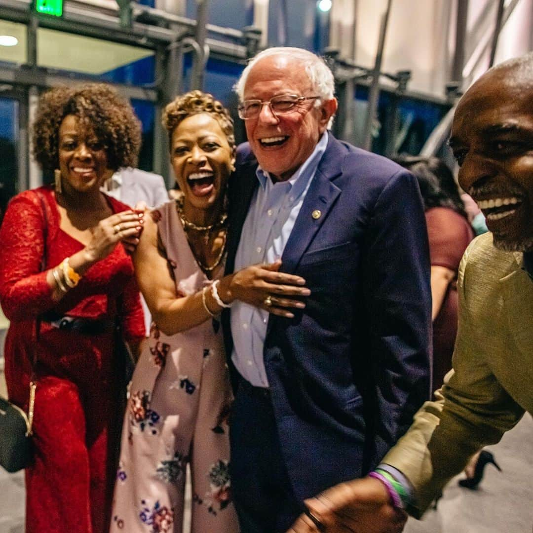 バーニー・サンダースさんのインスタグラム写真 - (バーニー・サンダースInstagram)「Thank you to the Taste of Black Columbia for having me to speak and share the evening with you. We are so excited to be back in South Carolina this weekend as we continue building the political revolution across the country.」5月19日 2時27分 - berniesanders