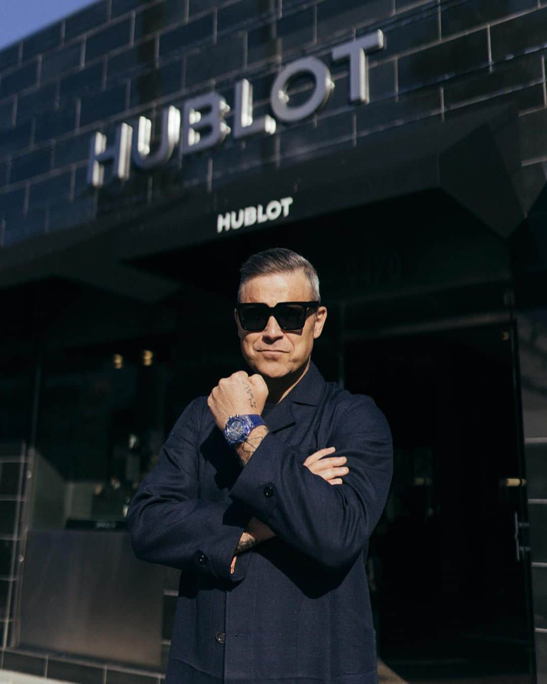 ウブロさんのインスタグラム写真 - (ウブロInstagram)「Great to see our Hublot Friend of the Brand @robbiewilliams at our Hublot Beverly Hills Boutique. #robbiewilliams #BigBangUnico #HublotSapphire #hublotbeverlyhills @hublot_california」5月19日 2時32分 - hublot