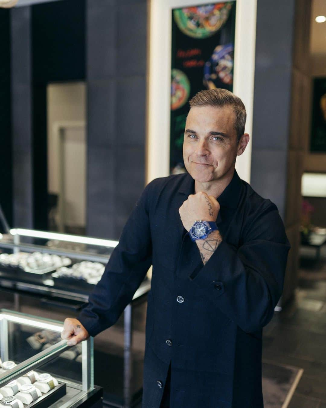 ウブロさんのインスタグラム写真 - (ウブロInstagram)「Great to see our Hublot Friend of the Brand @robbiewilliams at our Hublot Beverly Hills Boutique. #robbiewilliams #BigBangUnico #HublotSapphire #hublotbeverlyhills @hublot_california」5月19日 2時32分 - hublot