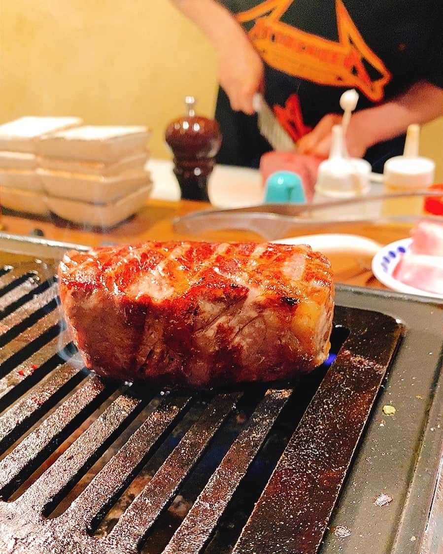 森藤恵美さんのインスタグラム写真 - (森藤恵美Instagram)「出してくれた全ての部位のお肉に美味しい✨と、ため息が出た😋😍👍👍 美味しくて楽しくて面白かった！(笑)😁 #焼き肉 #焼き肉屋さんに行って面白かったってなんでやねーん」5月19日 2時33分 - emi_morifuji
