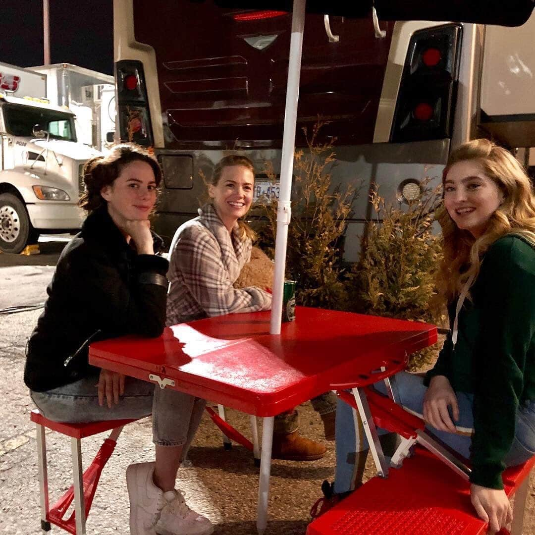 カヤ・スコデラリオさんのインスタグラム写真 - (カヤ・スコデラリオInstagram)「What a perfect way to end 4 months of shooting on @spinningoutnetflix - The Baker Ladies - @januaryjones @willowshields ❤️ I love you both so much. Thank you for everything. ⛸  photo credit: @mattdirector 🕶」5月19日 2時47分 - kayascods