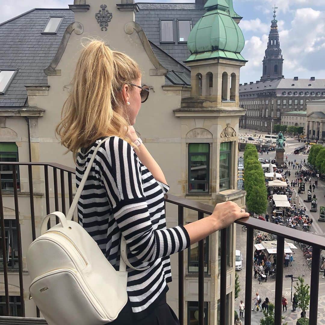 ホフマン・ノーラのインスタグラム：「Lets rock Copenhagen😎🔝#visitsister #turistmode」